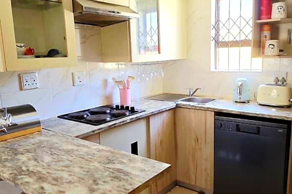 4 Bedroom House for Sale in Haven Hills - Photo 2