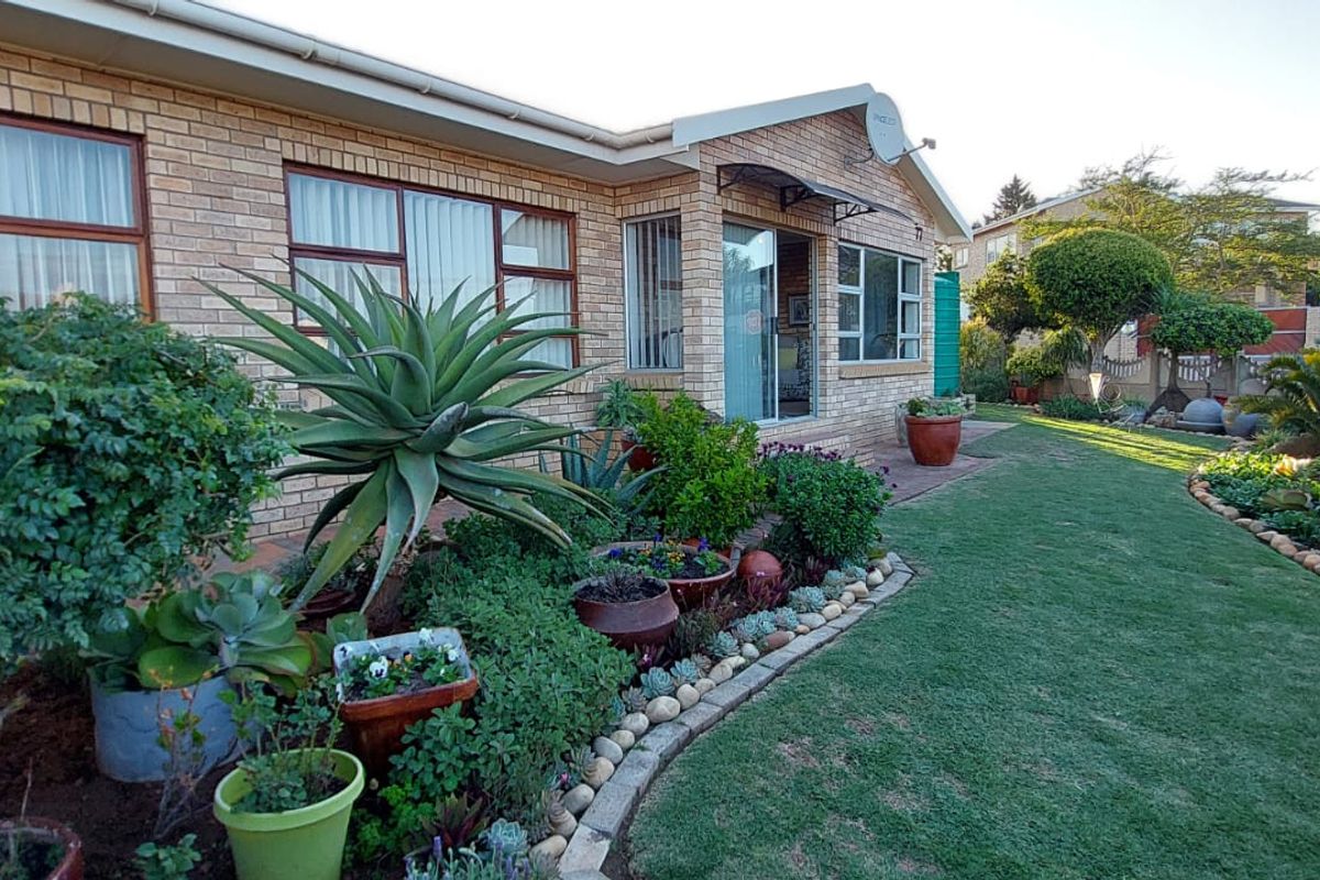 Exceptional Family Home with Flatlet For Sale In Wavecrest  - Photo 4