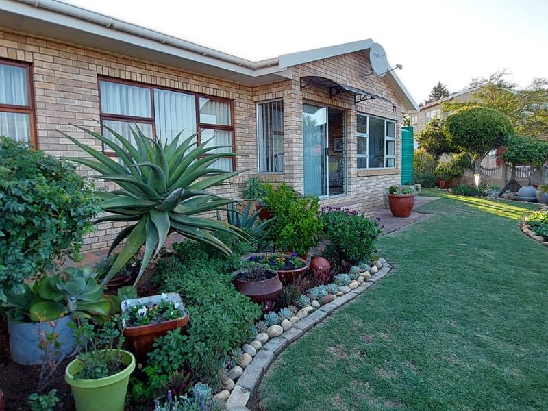 Exceptional Family Home with Flatlet For Sale In Wavecrest  - Photo 4