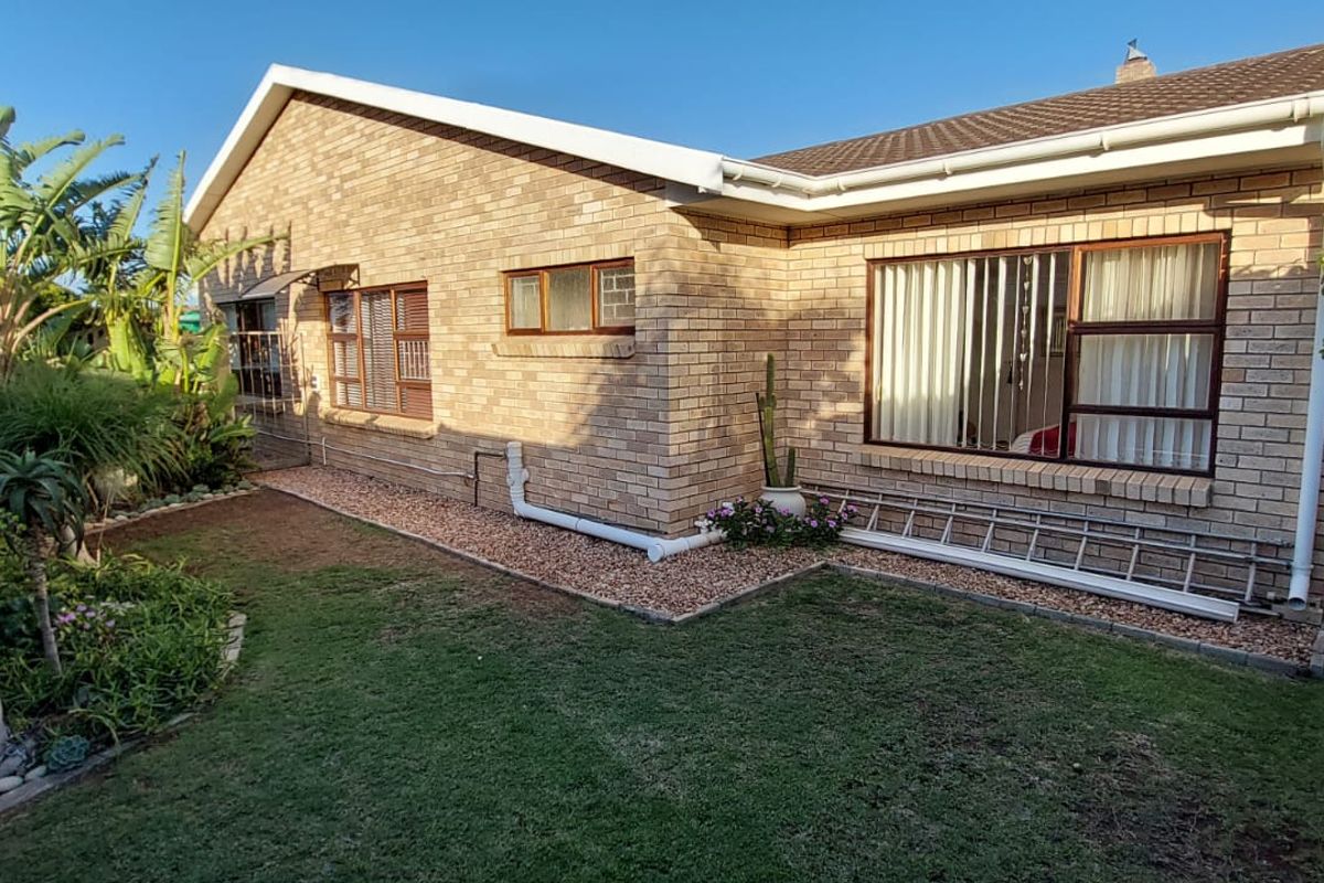 Exceptional Family Home with Flatlet For Sale In Wavecrest  - Photo 3