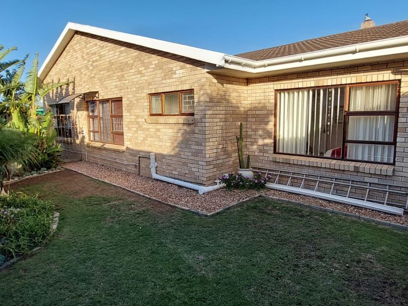 Exceptional Family Home with Flatlet For Sale In Wavecrest  - Photo 3