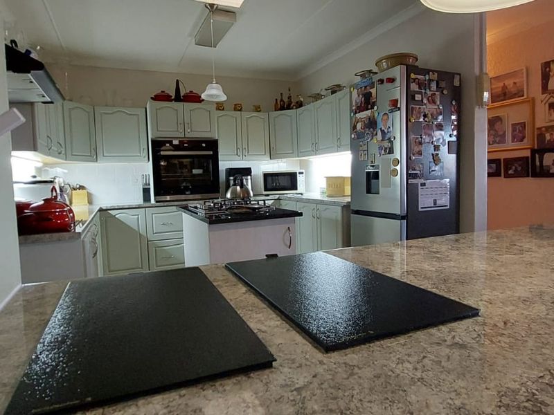 Exceptional Family Home with Flatlet For Sale In Wavecrest  - Photo 10