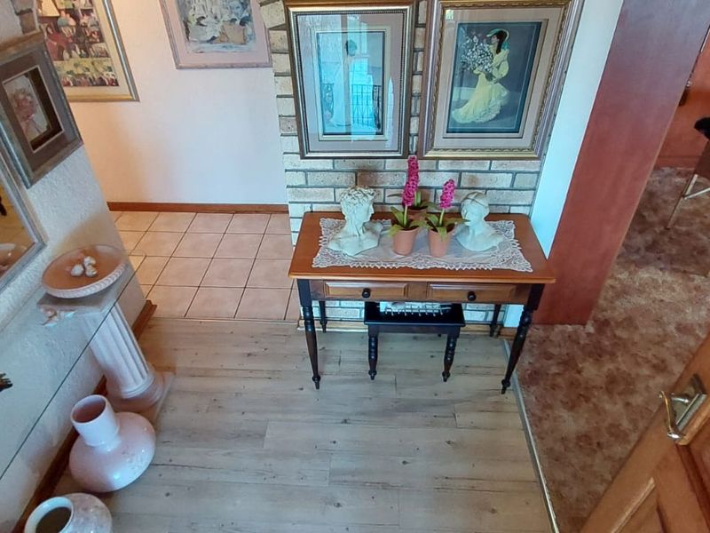 Exceptional Family Home with Flatlet For Sale In Wavecrest  - Photo 9