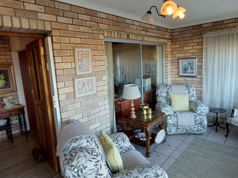 Exceptional Family Home with Flatlet For Sale In Wavecrest  - Photo 6