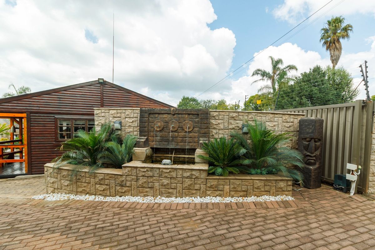 Elegant Upmarket Living in Helderkruin - Photo 4