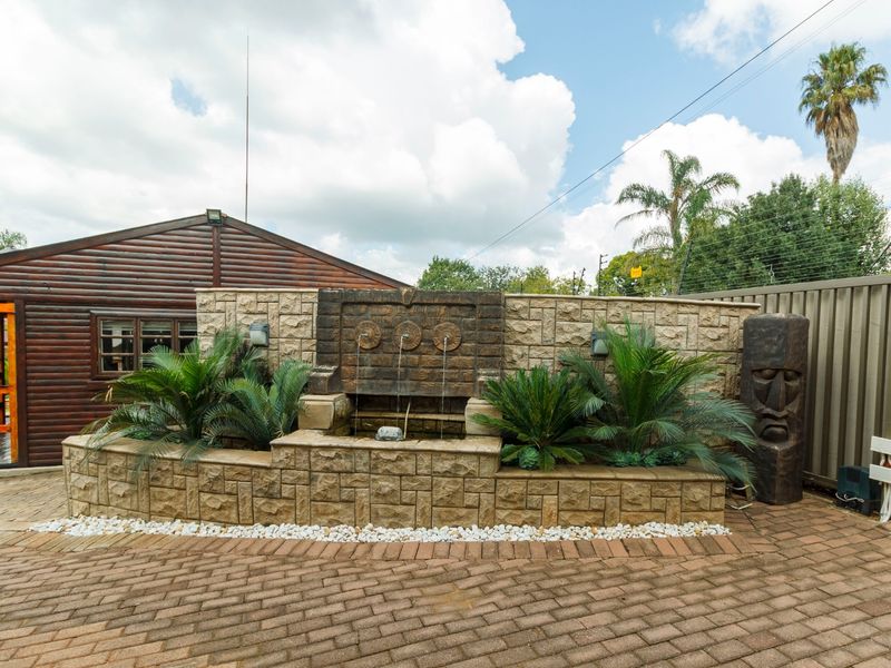 Elegant Upmarket Living in Helderkruin - Photo 4