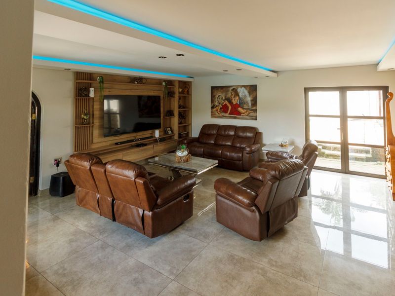 Elegant Upmarket Living in Helderkruin - Photo 10