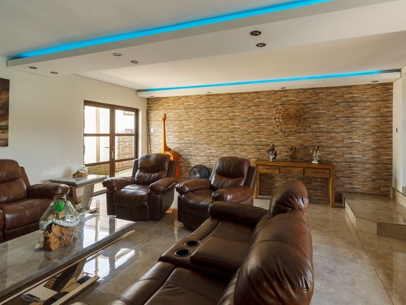 Elegant Upmarket Living in Helderkruin - Photo 9