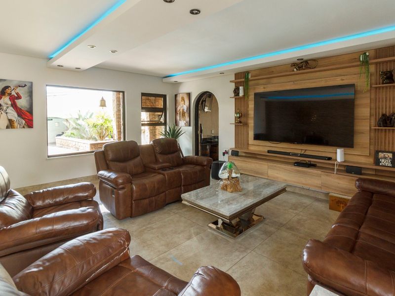 Elegant Upmarket Living in Helderkruin - Photo 8