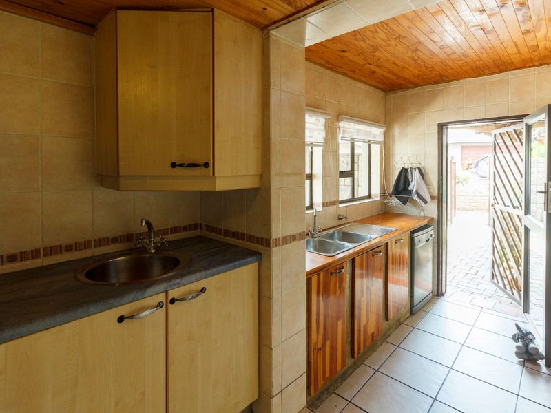 Elegant Upmarket Living in Helderkruin - Photo 7