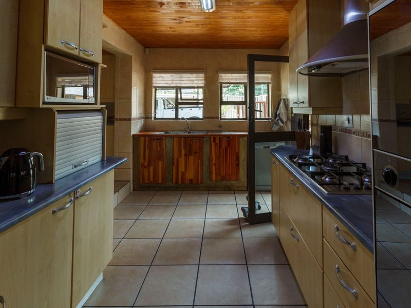 Elegant Upmarket Living in Helderkruin - Photo 6