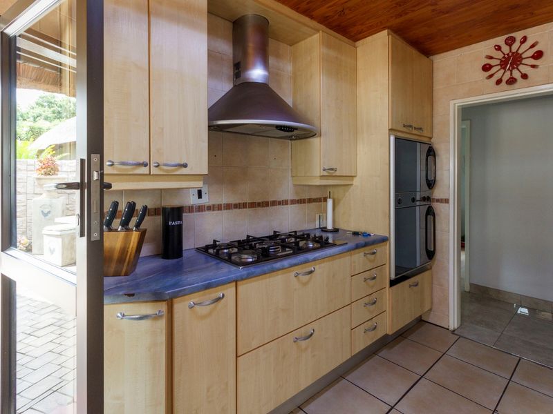 Elegant Upmarket Living in Helderkruin - Photo 5