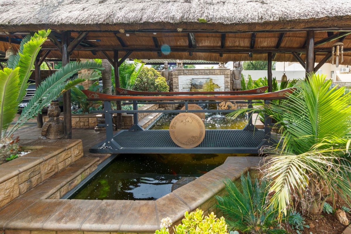 Elegant Upmarket Living in Helderkruin - Photo 3