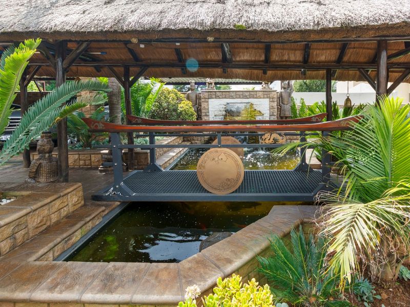 Elegant Upmarket Living in Helderkruin - Photo 3