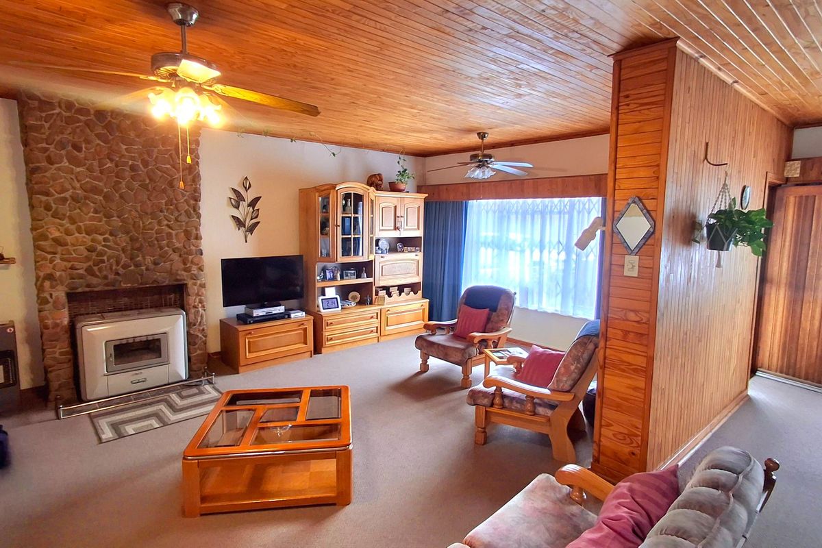 Spacious 4-Bedroom Family Home with Inverter System & Great Investment Potential – Sasolburg - Photo 2