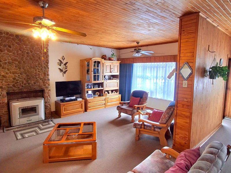 Spacious 4-Bedroom Family Home with Inverter System & Great Investment Potential – Sasolburg - Photo 2