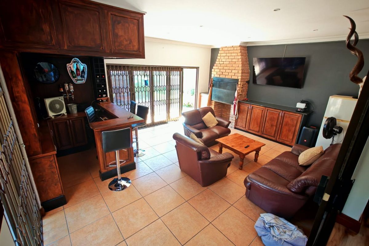 Immaculate Montana Park Family Entertainer Home - Photo 3