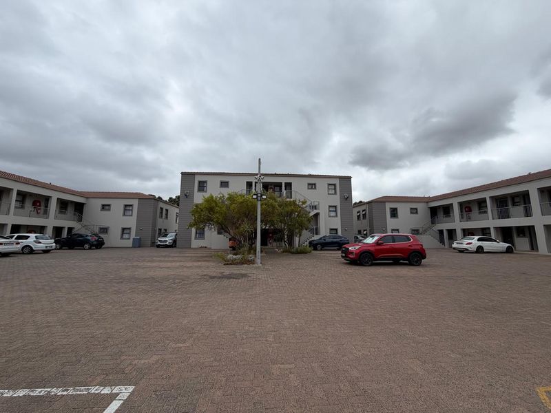 Renovation Opportunity: 2-Bedroom Apartment at 47 On South, Table View - R1,249,000 - Photo 9