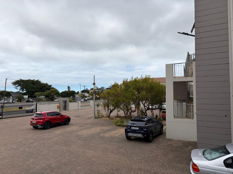 Renovation Opportunity: 2-Bedroom Apartment at 47 On South, Table View - R1,249,000 - Photo 10