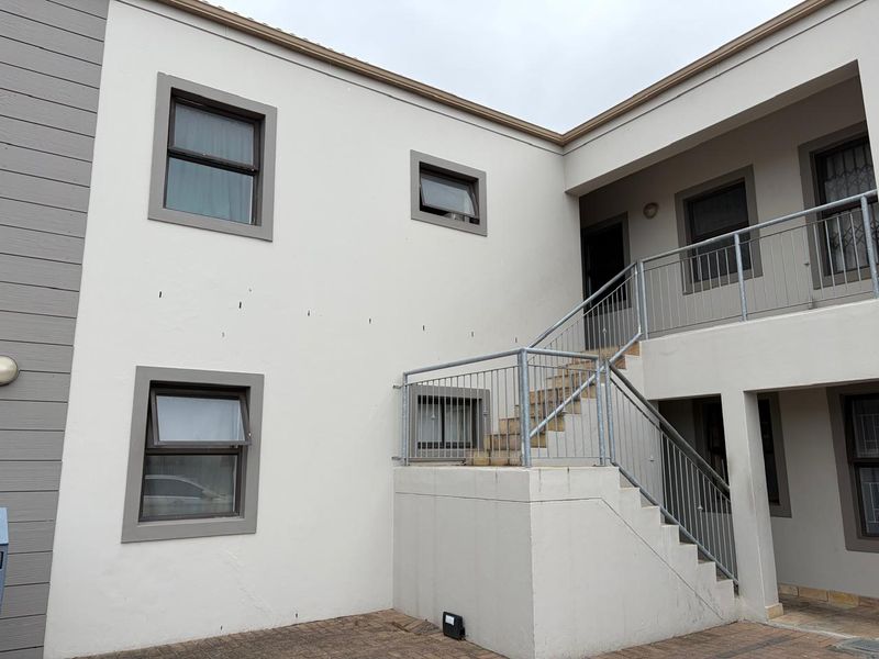 Renovation Opportunity: 2-Bedroom Apartment at 47 On South, Table View - R1,249,000 - Photo 7