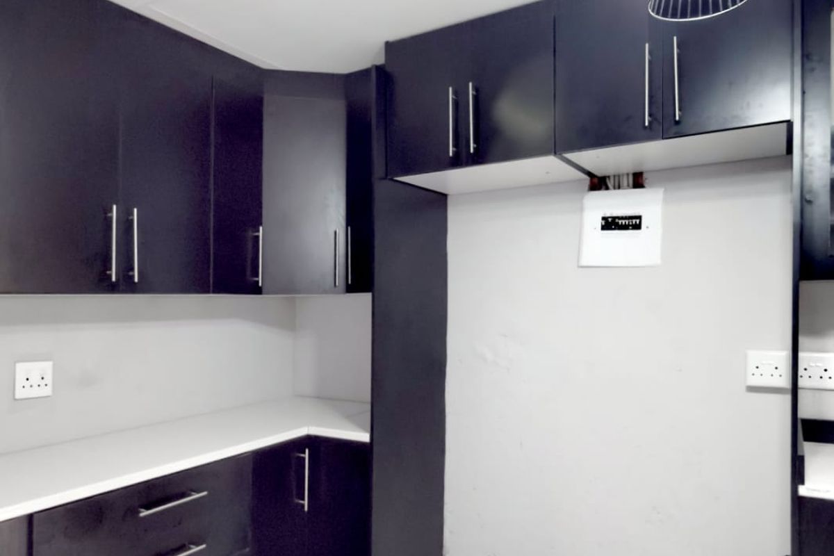 Modern Living Meets Sustainable Luxury in Reyno Ridge – 3 Bedroom Solar-Powered Home - Photo 4