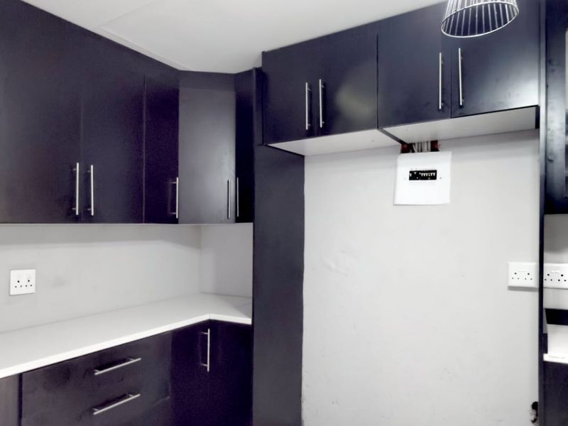 Modern Living Meets Sustainable Luxury in Reyno Ridge – 3 Bedroom Solar-Powered Home - Photo 4