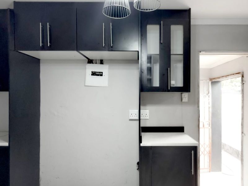 Modern Living Meets Sustainable Luxury in Reyno Ridge – 3 Bedroom Solar-Powered Home - Photo 7