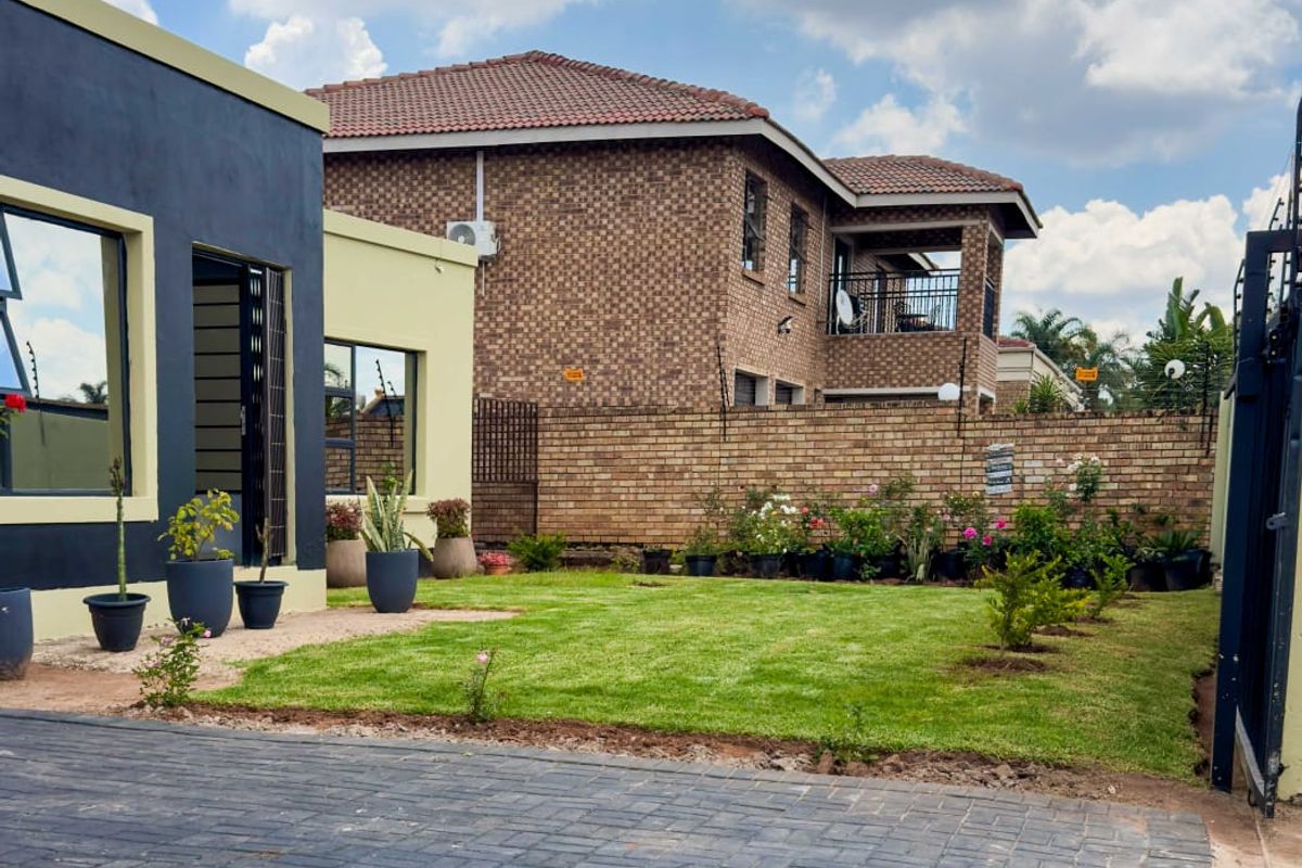 Modern Living Meets Sustainable Luxury in Reyno Ridge – 3 Bedroom Solar-Powered Home - Photo 2