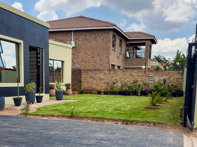 Modern Living Meets Sustainable Luxury in Reyno Ridge – 3 Bedroom Solar-Powered Home - Photo 2