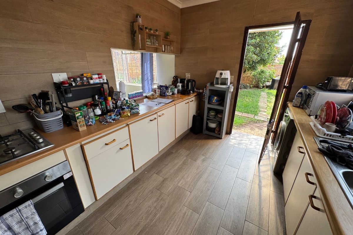 Stunning Family Home with Pool and Entertainment Area! - Photo 2