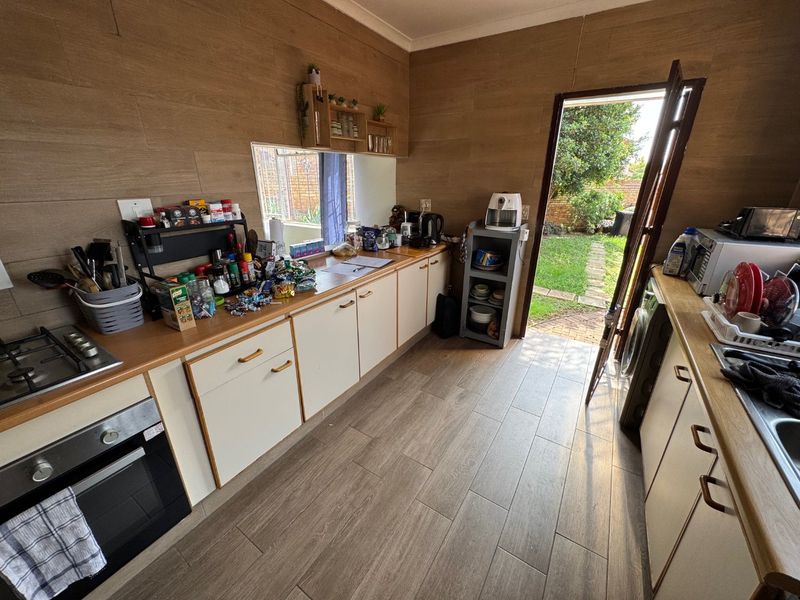 Stunning Family Home with Pool and Entertainment Area! - Photo 2