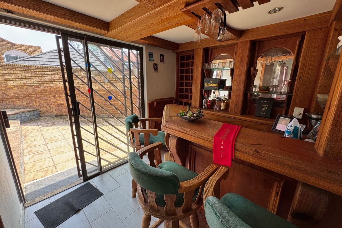 Stunning Family Home with Pool and Entertainment Area! - Photo 4