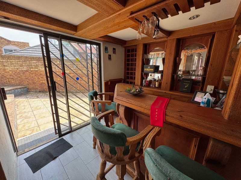 Stunning Family Home with Pool and Entertainment Area! - Photo 4