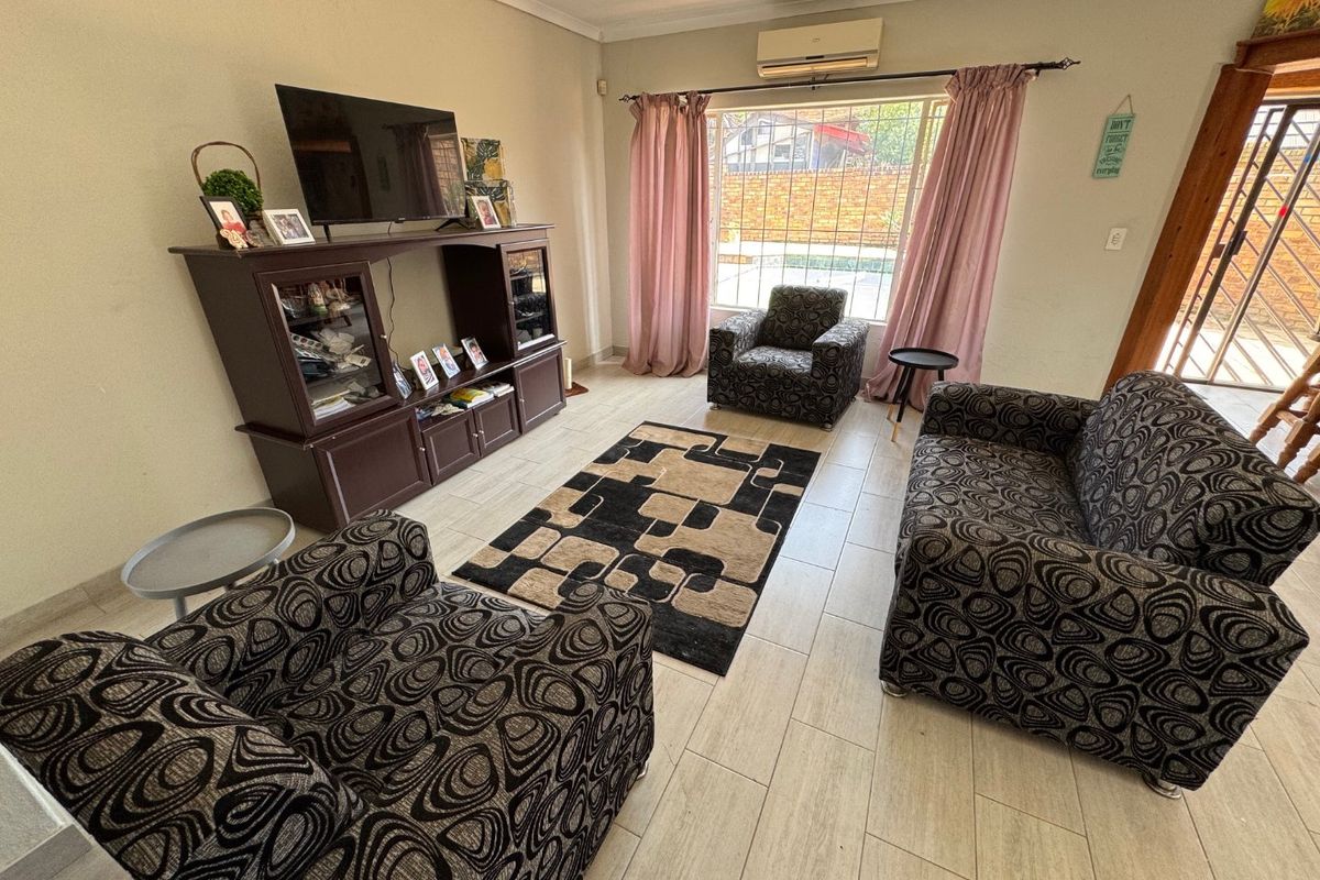 Stunning Family Home with Pool and Entertainment Area! - Photo 3