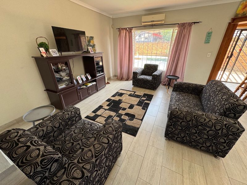 Stunning Family Home with Pool and Entertainment Area! - Photo 3