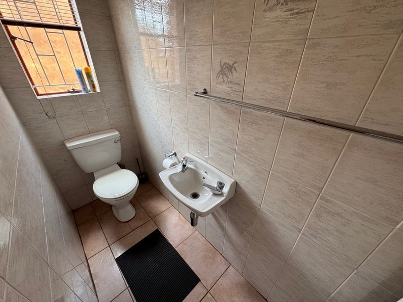 Stunning Family Home with Pool and Entertainment Area! - Photo 8