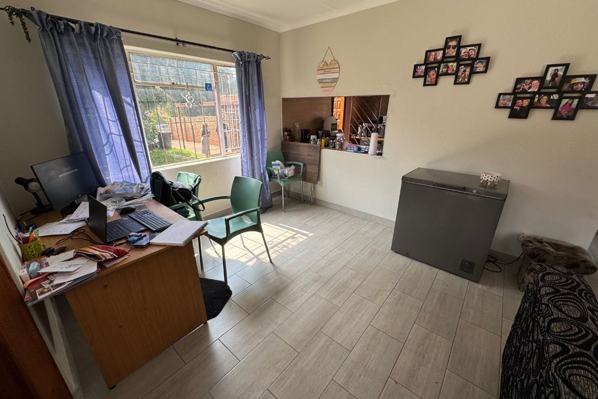 Stunning Family Home with Pool and Entertainment Area! - Photo 5