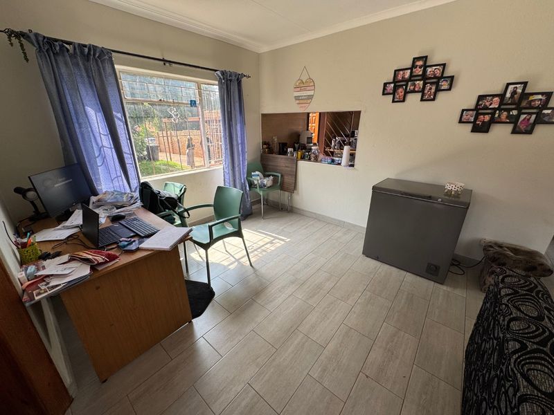 Stunning Family Home with Pool and Entertainment Area! - Photo 5