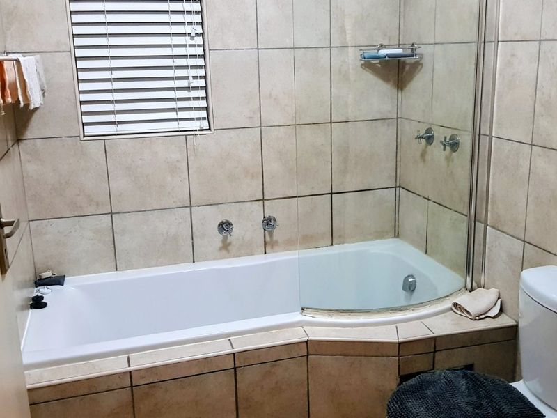 Secure 2 Bed Apartment with Balcony in Lifestyle Estate - Photo 8