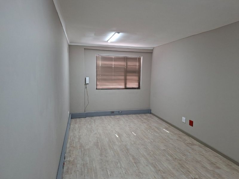 55m2 Commercial to Let  - Photo 4