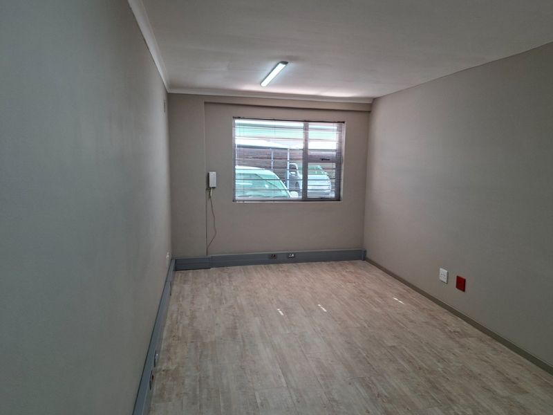 55m2 Commercial to Let  - Photo 3