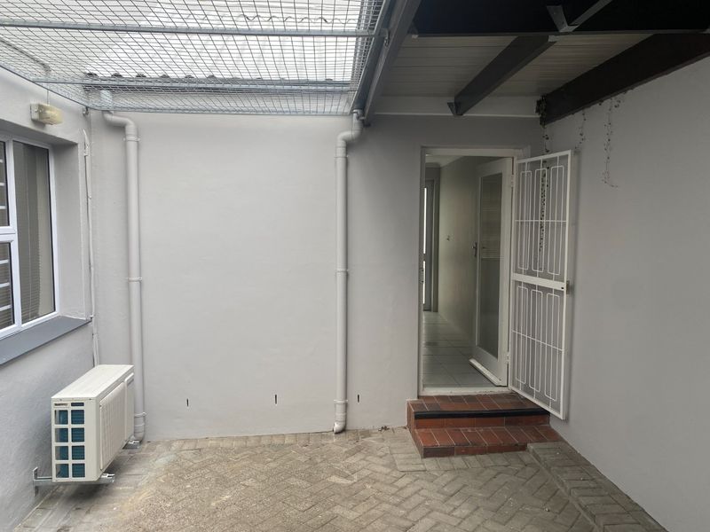 55m2 Commercial to Let  - Photo 10
