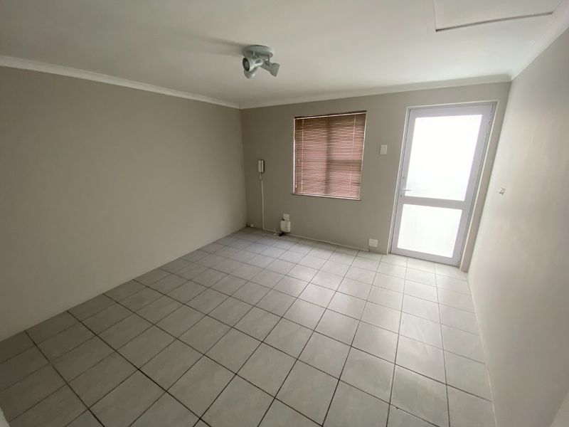 55m2 Commercial to Let  - Photo 9