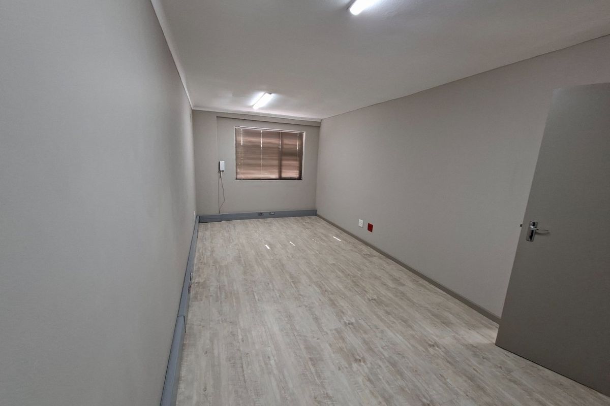 55m2 Commercial to Let  - Photo 5