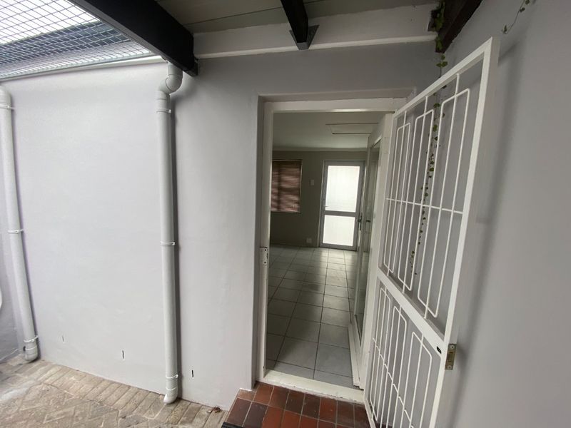 55m2 Commercial to Let  - Photo 8