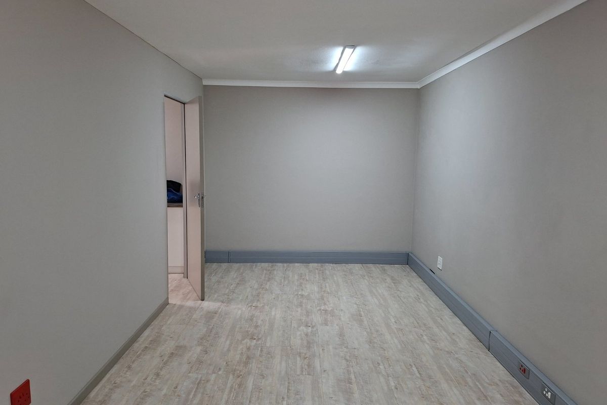 55m2 Commercial to Let  - Photo 2