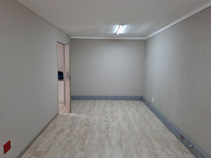 55m2 Commercial to Let  - Photo 2