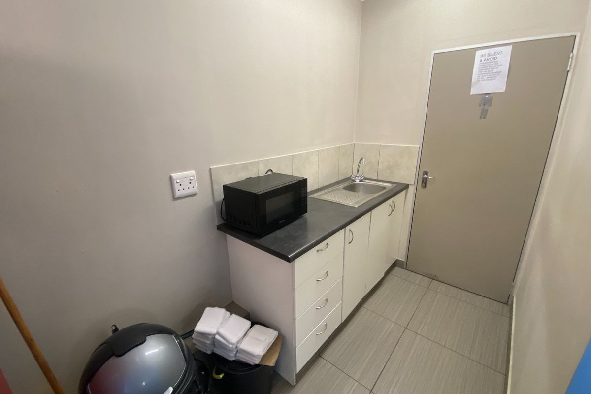 161 Commercial Premises to Let - Photo 3