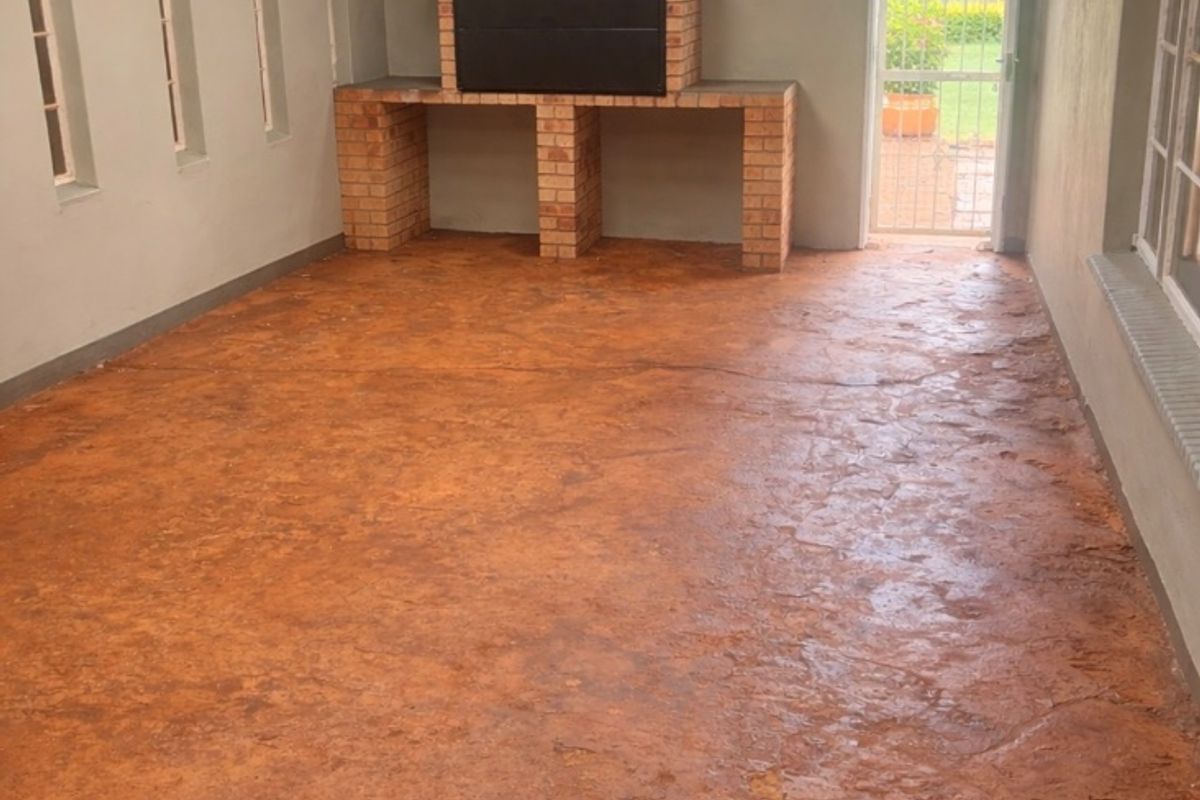 LOVELY 4-BEDROOM HOUSE TO RENT – WITH OPTION TO BUY! ??  Looking for space, security, and versatility? This lovely 4-bedroom home is situated on a plot and offers the perfect blend of comfort, safety, and extra value!  ? Property Features: 	•	4 Spacious bedrooms 	•	Very neat and well-maintained home 	•	Situated on a plot with plenty of space 	•	Very safe and secure 	•	Workshop on the property – ideal for storage, business use, hobbies, or extra workspace 	•	Peaceful and practical living environment  ?? BONUS: Option to buy available! Perfect for tenants who may want to make this beautiful property their forever home in the future.  ?? Ideal for a family looking for space, security, and added convenience.  ?? Don’t miss out on this unique opportunity – contact us today to arrange a viewing! - Photo 4