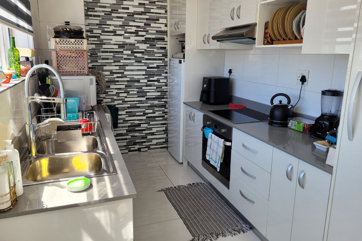 2 Bedroom apartment - Millpark Milnerton - Photo 4